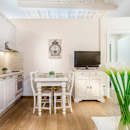 Casa Giustina - Smart Retreat In The Walled Apartment *
